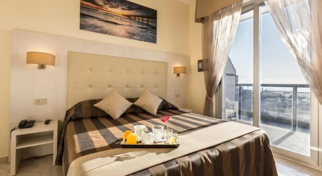 Трёхместный номер Standard с балконом и с видом на море Hotel King
