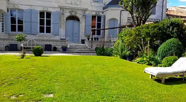Le Jardin des Anges, Reserva ahora Hotel Saint-Jean-dʼAngély 