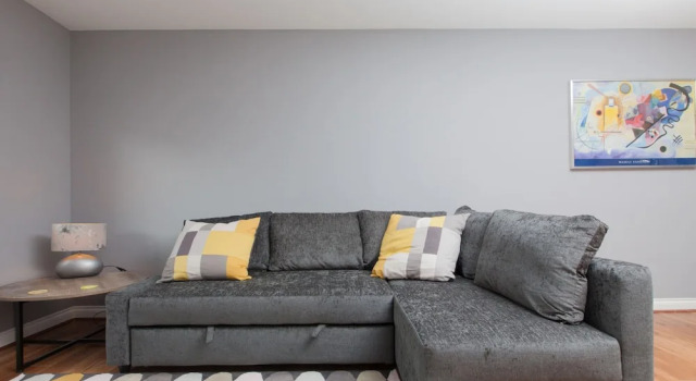 Homely, Hi-tech Modern Flat With Parking and gym, Забронировать Отель Отели Бротона 3 звезды, 3*