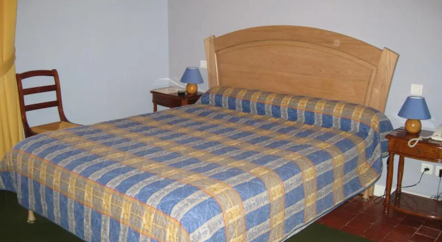 Hôtel Colombet, Book Hotel Hoteller i Drôme Provençale med parkering, Parkering