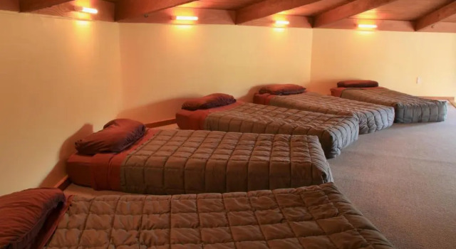 Кровать в общем номере Te Nikau Retreat