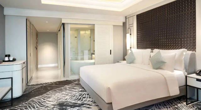 Camera Executive Movenpick Surabaya City