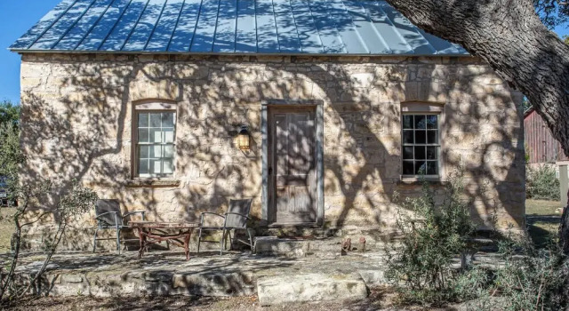 Charming Hill Country Getaway in Texas, Забронировать Гостевой дом Отели Фредериксберг с парковкой, рядом с Парк Кросс-Маунтин, Парковка