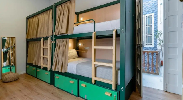 Кровать в общем номере с балконом The Urban Jungle Hostel