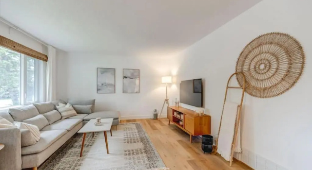 The Elm, 4 Bed Bungalow with Backyard and Firepit