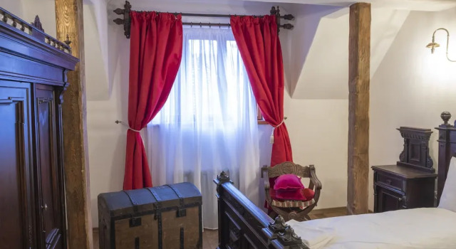 The Throne - M Museum Hotel, Book Boutique Sighişoara 