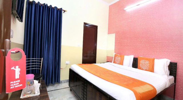 OYO 11886 Hotel Crystal