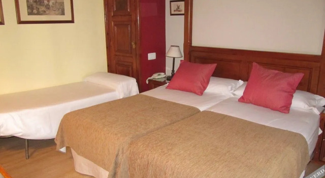 Hotel Sant Bernat, Забронировать Отель Отели Монсень с завтраком, Завтраки