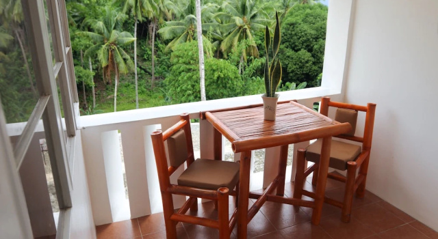 Люкс с балконом Guindulman Bay Tourist Inn