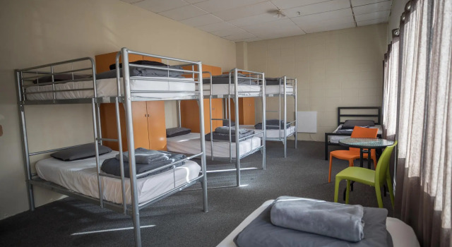 Кровать в общем номере Rock Solid Backpackers Rotorua