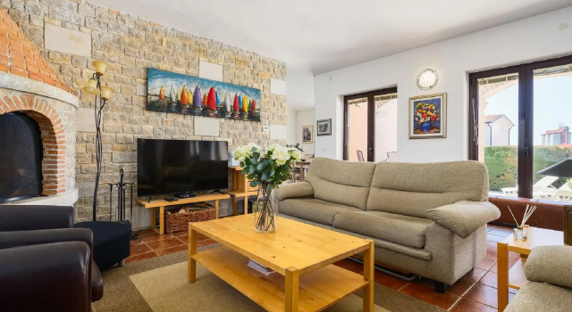Large villa with private swimming pool and enclosed garden