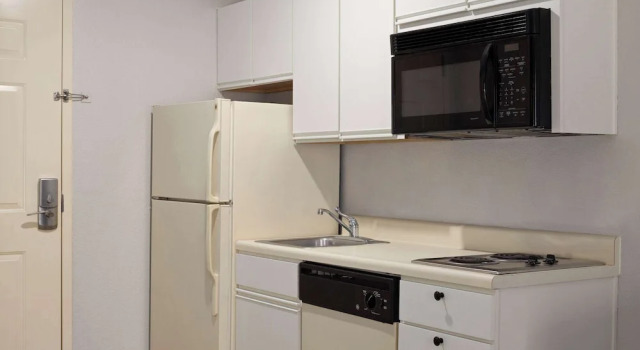 Четырёхместный номер Standard Days Inn & Suites by Wyndham Green Bay WI
