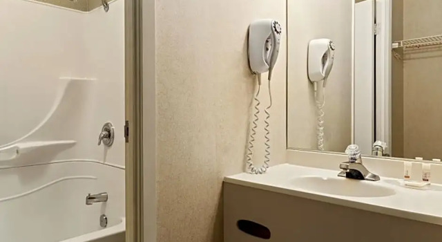Шестиместный номер Standard Days Inn by Wyndham Trois-Rivieres