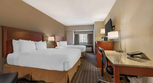 Четырёхместный номер Deluxe Best Western Plus Peak Vista Inn & Suites