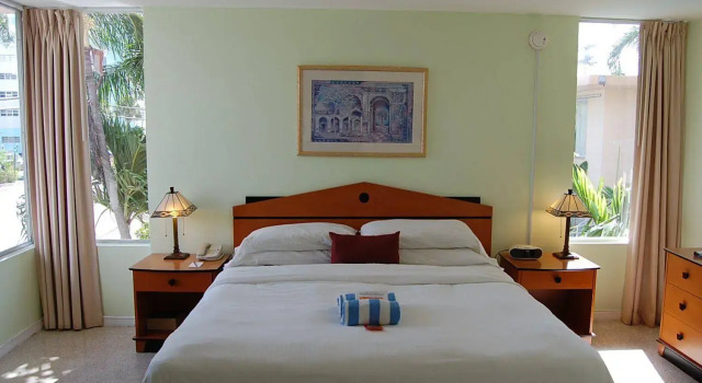 Alcazar Resort- Gay Mens Resort, Забронировать Курортный отель Курортные отели Форт-Лодердейл, рядом с Пляж Канайн-Бич, Курортный отель
