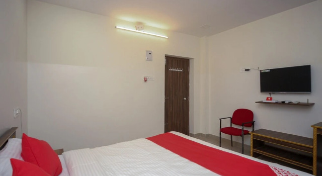 OYO 24580 Sri Surya Guest Inn, Rezerwuj Pensjonat Hotele w Andhra Pradesh z parkingiem, Parking