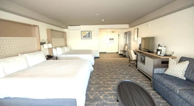 Четырёхместный номер Standard Holiday Inn & Suites Oakland - Airport by IHG