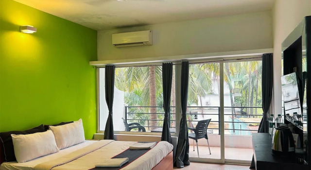 Двухместный номер Superior с видом на бассейн FabHotel Bay Breeze - 800M From Morjim Beach