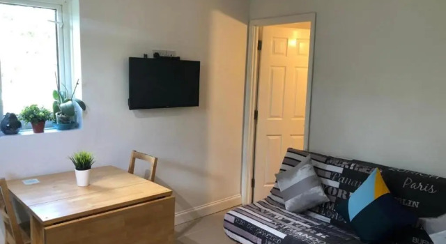 Апартаменты Small Modern Comfortable 2 Bedroom Apartment - Cmyr