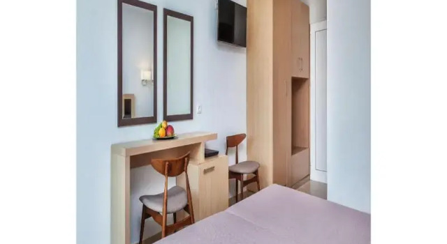 Трёхместный номер Comfort с балконом Iris Hotel