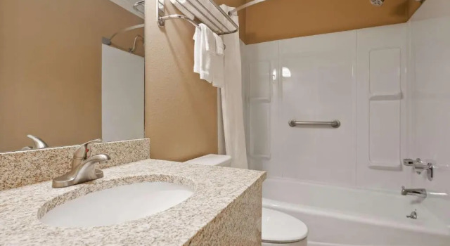 Номер Standard SureStay by Best Western Cameron