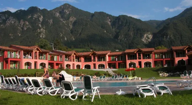Apartment on Lake Idro With Pool, Buchen Sie Ferienwohnung Hotels in Idro mit Pool, Schwimmbad