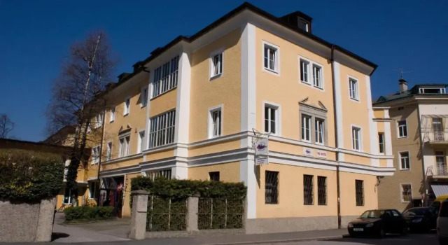 Кровать в общем номере YoHo - International Youth Hostel