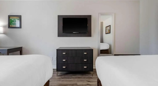 Четырёхместный номер Standard Econo Lodge at the University