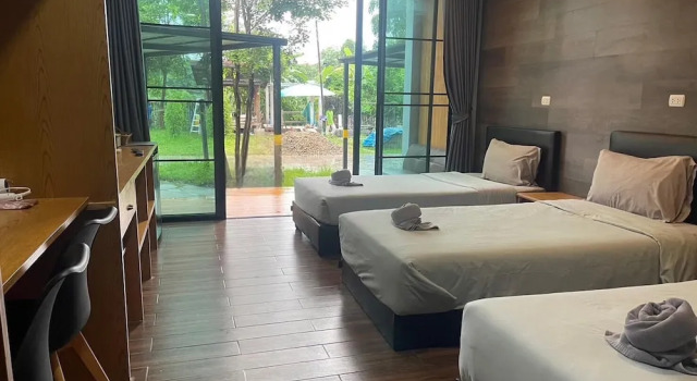 Трёхместный номер Standard с балконом พบรักรีสอร์ท Pobruk resort