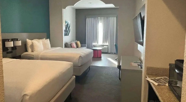 Двухместный люкс с видом на бассейн Comfort Inn & Suites Burnet