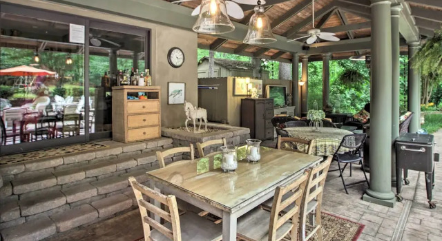 The White Elephant Inn Getaway w/ Pool & Hot Tub!, Buchen Sie Ferienwohnung Charlottesville Shenandoah National Park