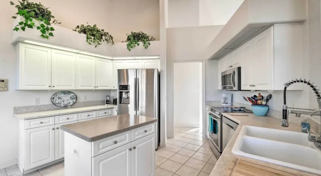Коттедж с 3 комнатами Port Charlotte Home on Canal w/ Lanai & Pool!