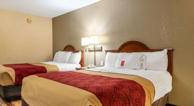 Четырёхместный номер Standard Econo Lodge Hillsboro I-35