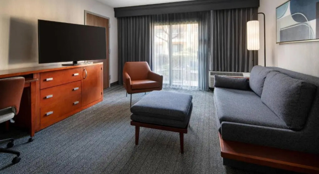 Двухместный люкс c 1 комнатой Courtyard by Marriott Bakersfield