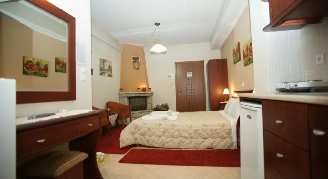 Люкс с балконом и с видом на озеро Orama Hotel - Serene Lake Plastira Retreat with Stunning Views