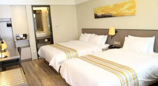 Home Inn Plus (Kunming South High-speed Railway Station Chunrong Street Metro Station)