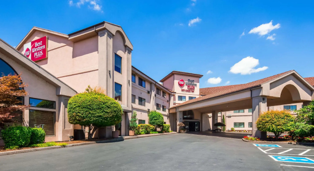 Кровать в общем номере Best Western Plus Mill Creek Inn