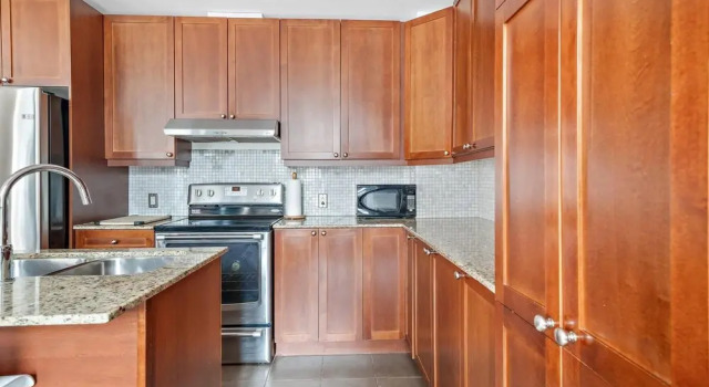 Stunning 1 bdr apt in the Heart of Old Montreal Location Location Location