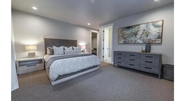 Premium 4BR/3.5B modern home near beach, skiing and downtown. Ping pong + bikes.