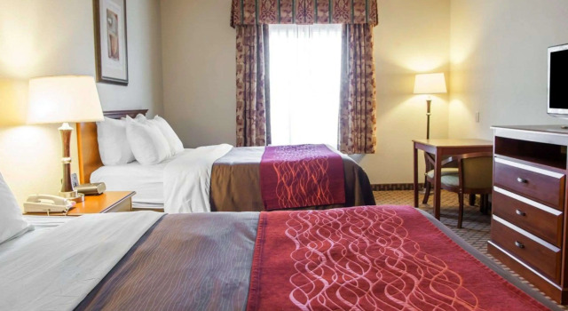 Четырёхместный номер Standard Comfort Inn & Suites Harrisonville