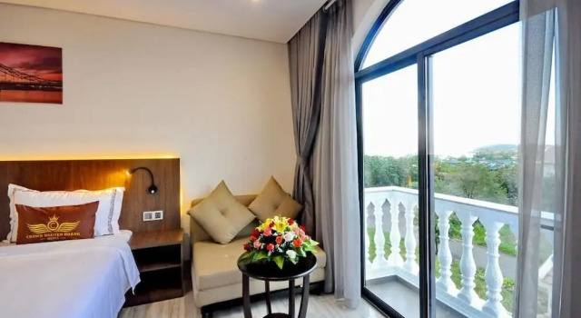 Двухместный номер Deluxe с балконом и с видом на бассейн Crown Nguyen Hoang Hotel