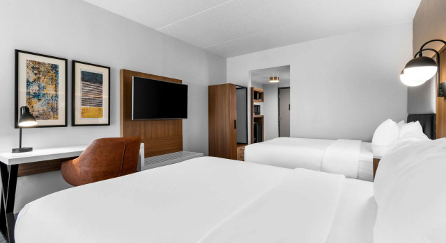 Четырёхместный номер Standard Comfort Inn & Suites York North