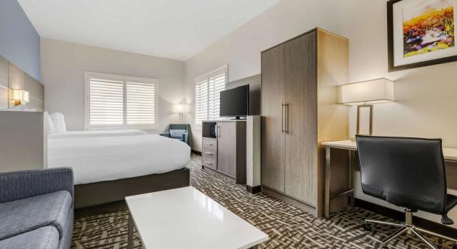 Четырёхместный люкс Best Western Plus Lake Elsinore Inn & Suites