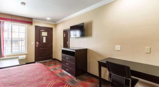 Люкс Econo Lodge Inn & Suites Escondido Downtown