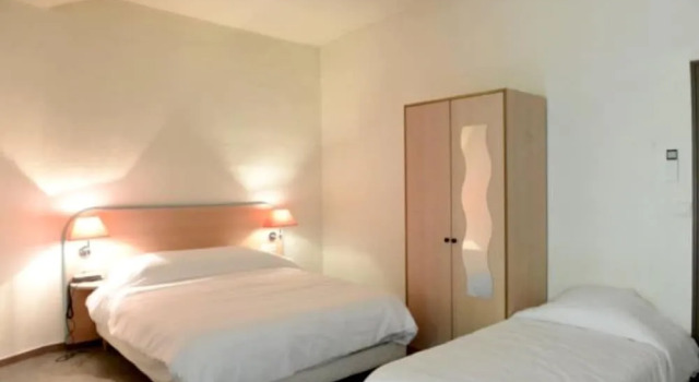 Le Terminus, Rezerwuj Hotel Hotele w Senas z parkingiem, Parking