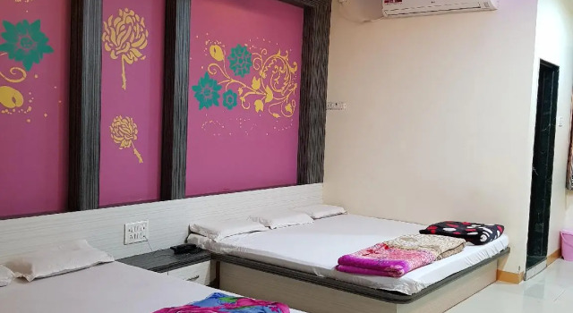 Кровать в общем номере Hotel Shri Radhe Krishna