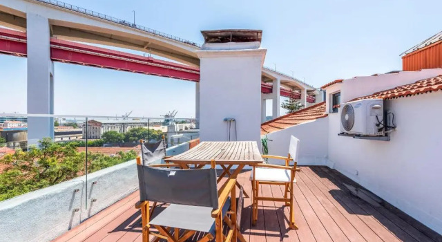 Апартаменты Guestready - Bright Family Home with Private Rooftop Terrace in Alcântara