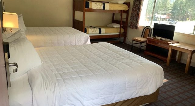 Четырёхместный номер Standard с видом на горы Ventura Grand Inn