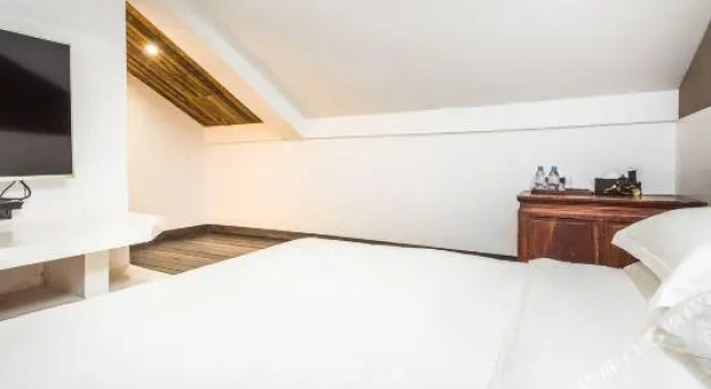 Кровать в общем номере Yichengju Hostel