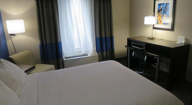 Четырёхместный номер Standard Holiday Inn Hotel & Suites Regina by IHG